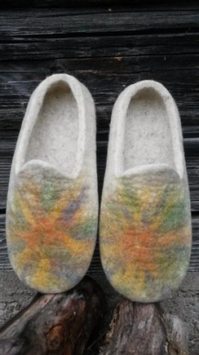 Felt slippers - white batik