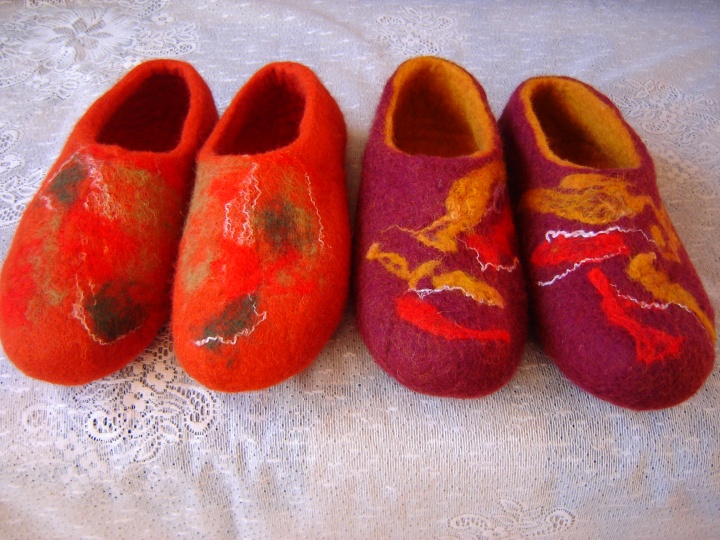 Felt slippers decorated garbanelemis wool, viscose fibers.