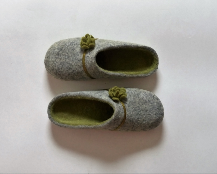 Grey/green wool slippers for women. Gift for her. Home shoes. picture no. 2