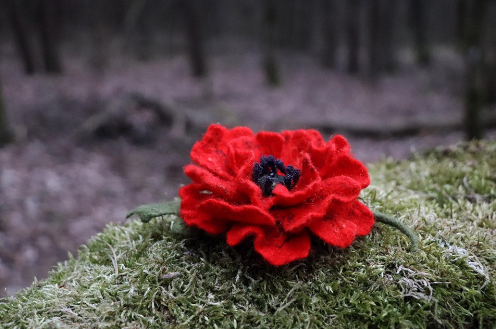 brooch -Red poppy