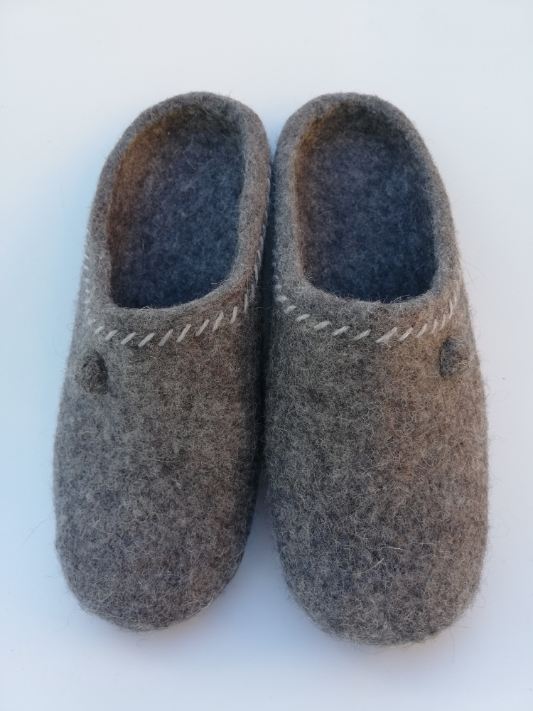 Naturally gray slippers