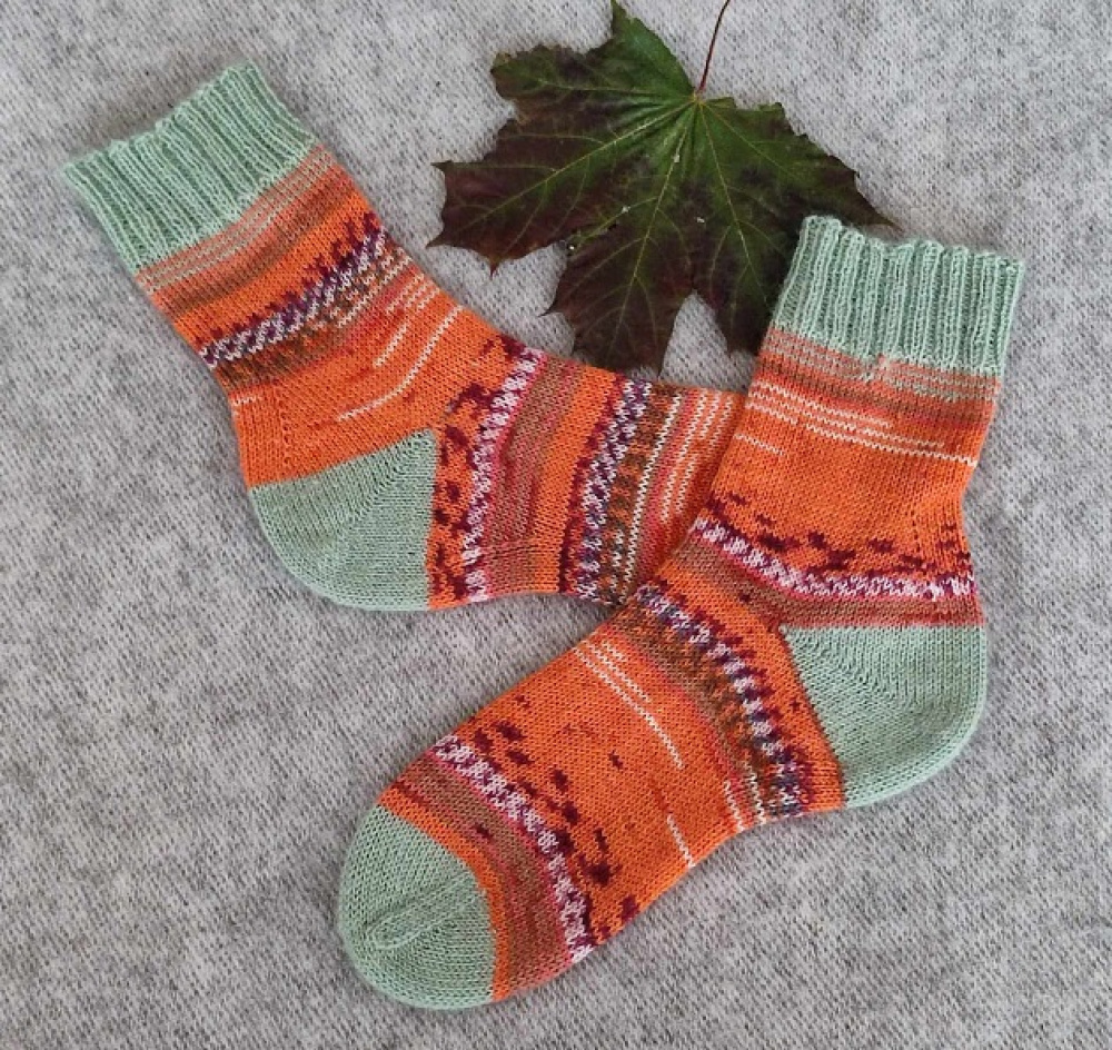 Handmade knitted woolen pattern socks picture no. 2