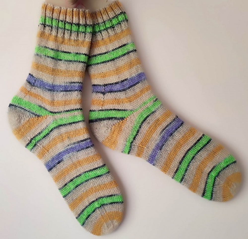 Handmade knitted woolen pattern socks. 75% wool, 25% polyamide, . Strong, warm, soft, durable... 100 gr - 420m.