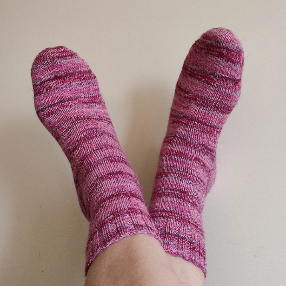 Handmade knitted woolen pattern socks. 75% wool, 25% polyamide, . Strong, warm, soft, durable... 100 gr - 420m.