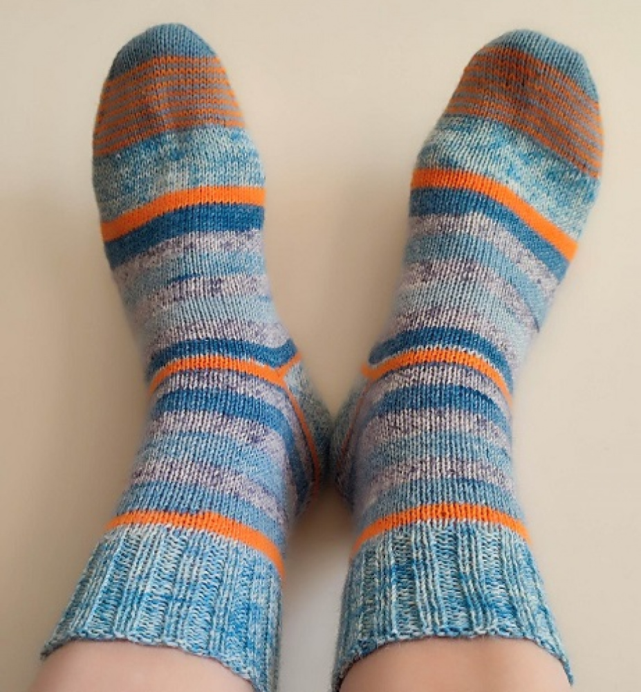 Handmade knitted woolen pattern socks. 75% wool, 25% polyamide, . Strong, warm, soft, durable... 100 gr - 420m.