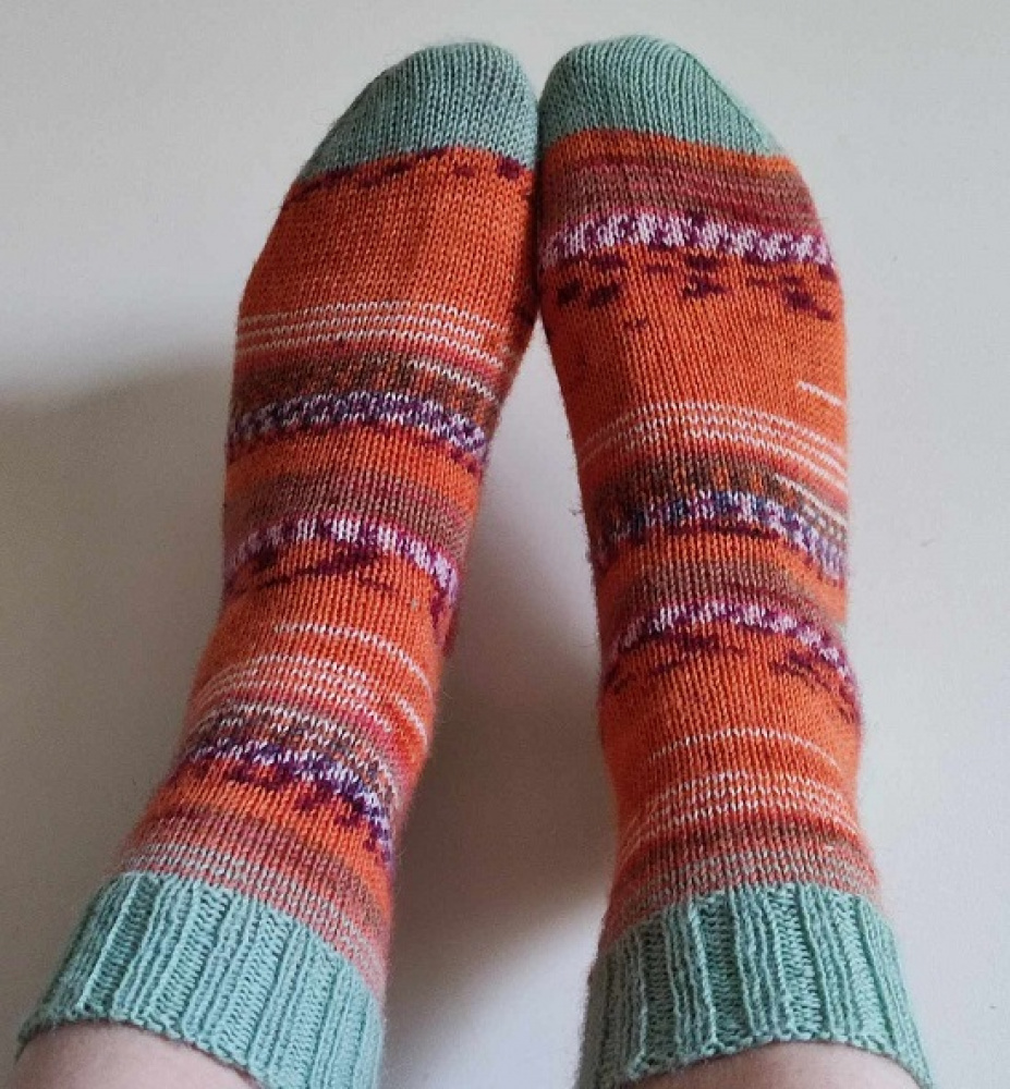 Handmade knitted woolen pattern socks. 75% wool, 25% polyamide, . Strong, warm, soft, durable... 100 gr - 420m.