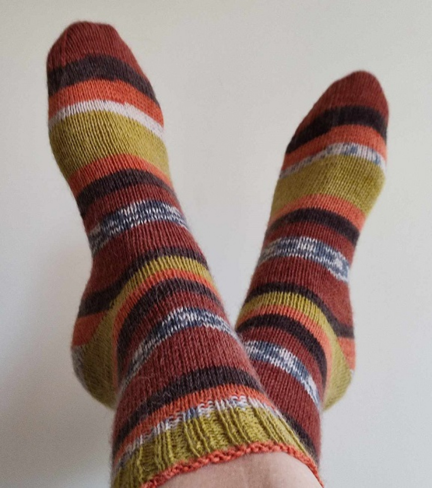 Handmade knitted woolen pattern socks. 75% wool, 25% polyamide, . Strong, warm, soft, durable... 100 gr - 420m.