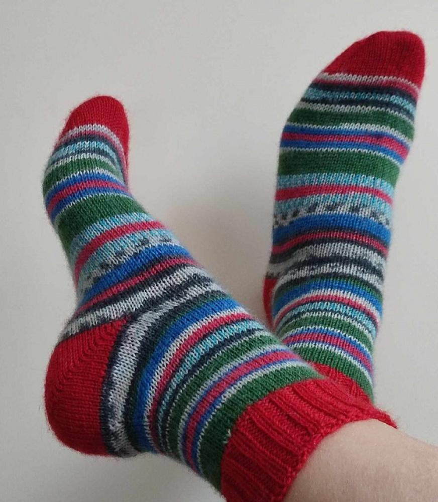 Handmade knitted woolen pattern socks. 75% wool, 25% polyamide, . Strong, warm, soft, durable... 100 gr - 420m.