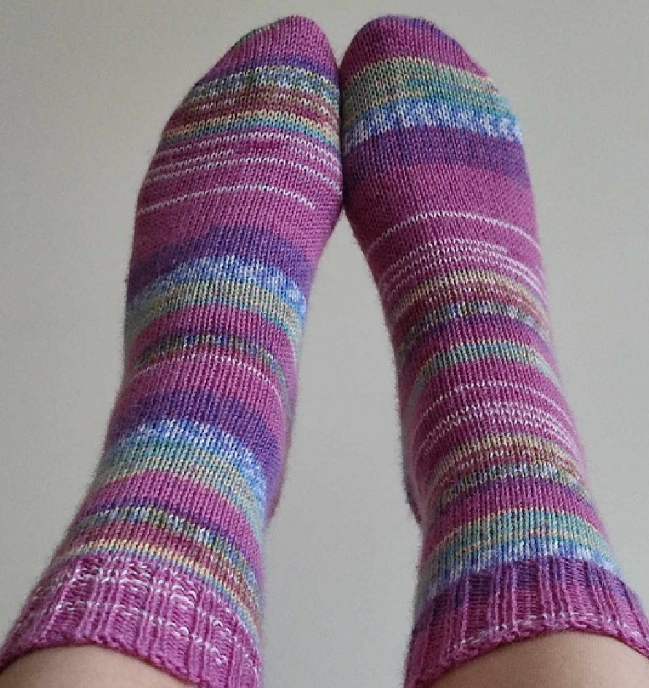 Handmade knitted woolen pattern socks. 75% wool, 25% polyamide, . Strong, warm, soft, durable... 100 gr - 420m.