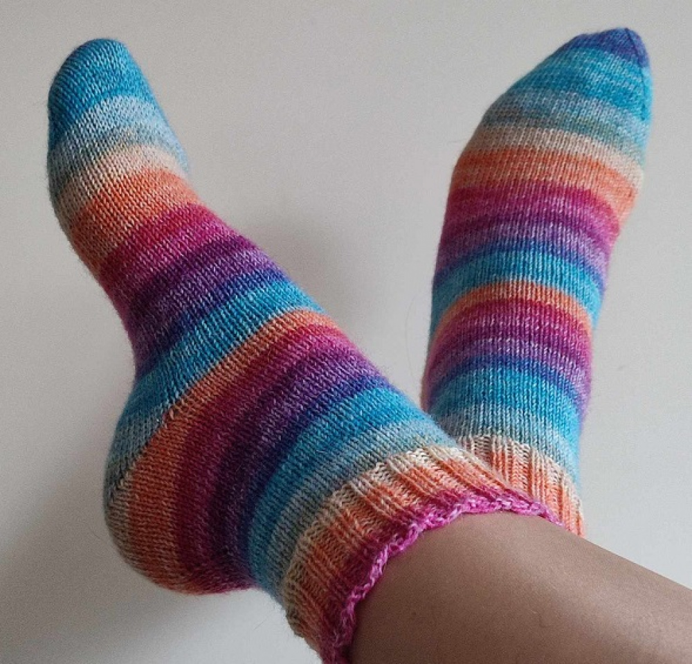 Handmade knitted woolen pattern socks. 75% wool, 25% polyamide, . Strong, warm, soft, durable... 100 gr - 420m.