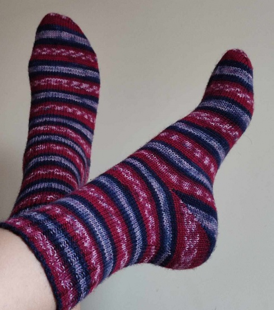 Handmade knitted woolen pattern socks. 75% wool, 25% polyamide, . Strong, warm, soft, durable... 100 gr - 420m.