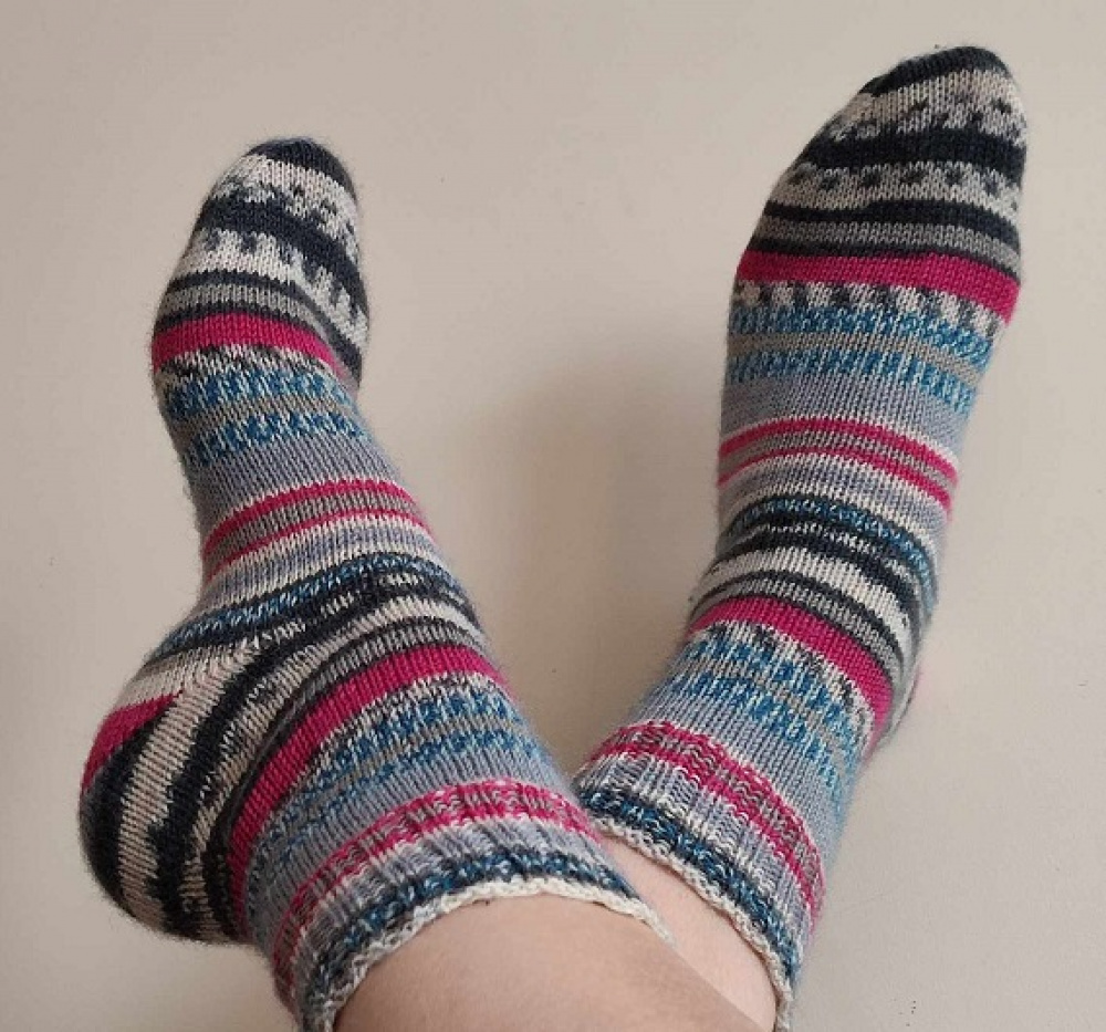 Handmade knitted woolen pattern socks. 75% wool, 25% polyamide, . Strong, warm, soft, durable... 100 gr - 420m.