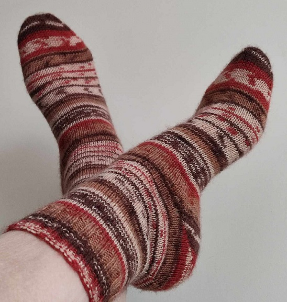 Handmade knitted woolen pattern socks. 75% wool, 25% polyamide, . Strong, warm, soft, durable... 100 gr - 420m.