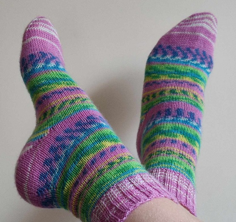 Handmade knitted woolen pattern socks. 75% wool, 25% polyamide, . Strong, warm, soft, durable... 100 gr - 420m.