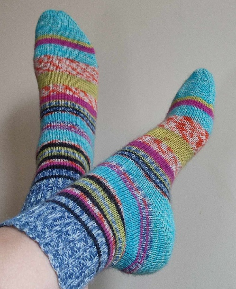 Handmade knitted woolen pattern socks. 75% wool, 25% polyamide, . Strong, warm, soft, durable... 100 gr - 420m.