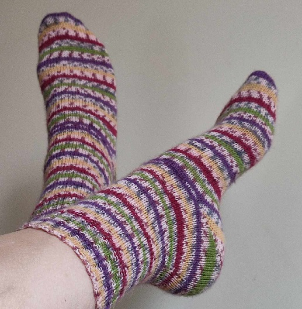 Handmade knitted woolen pattern socks. 75% wool, 25% polyamide, . Strong, warm, soft, durable... 100 gr - 420m.