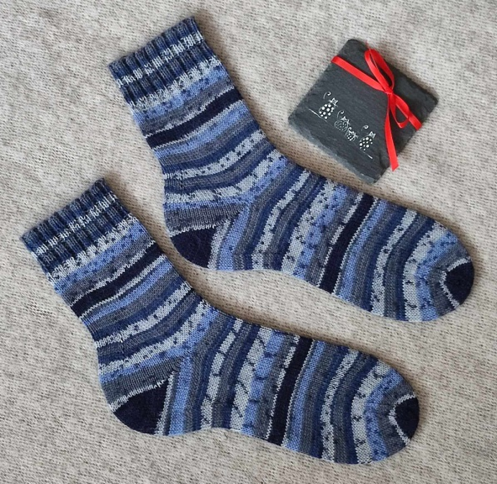 Handmade knitted woolen pattern socks. 75% wool, 25% polyamide, . Strong, warm, soft, durable... 100 gr - 420m.