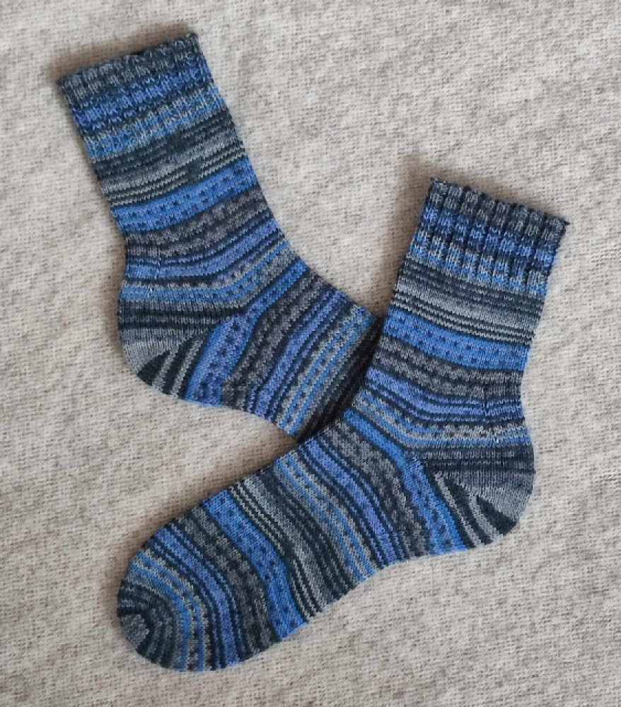 Handmade knitted woolen pattern socks. 75% wool, 25% polyamide, . Strong, warm, soft, durable... 100 gr - 420m.