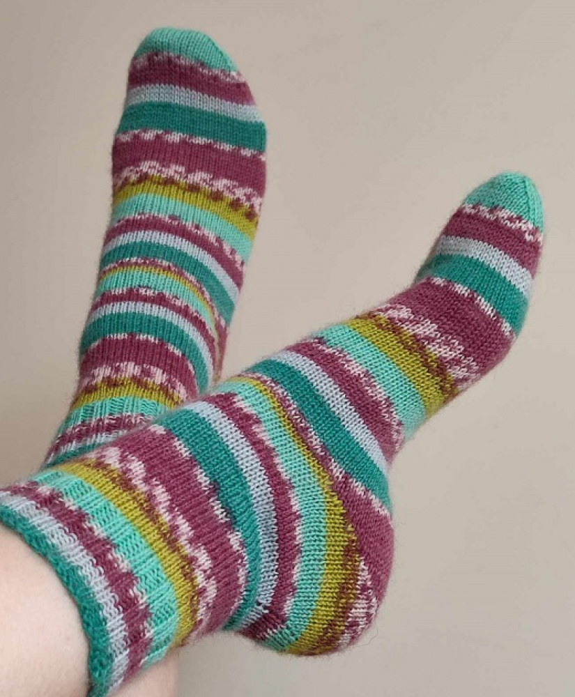 Handmade knitted woolen pattern socks. 75% wool, 25% polyamide, . Strong, warm, soft, durable... 100 gr - 420m.