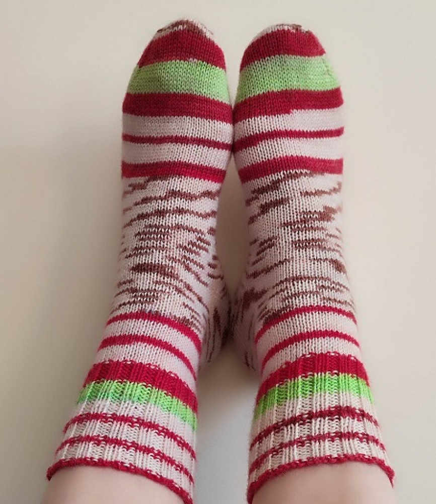 Handmade knitted woolen pattern socks. 75% wool, 25% polyamide, . Strong, warm, soft, durable... 100 gr - 420m.