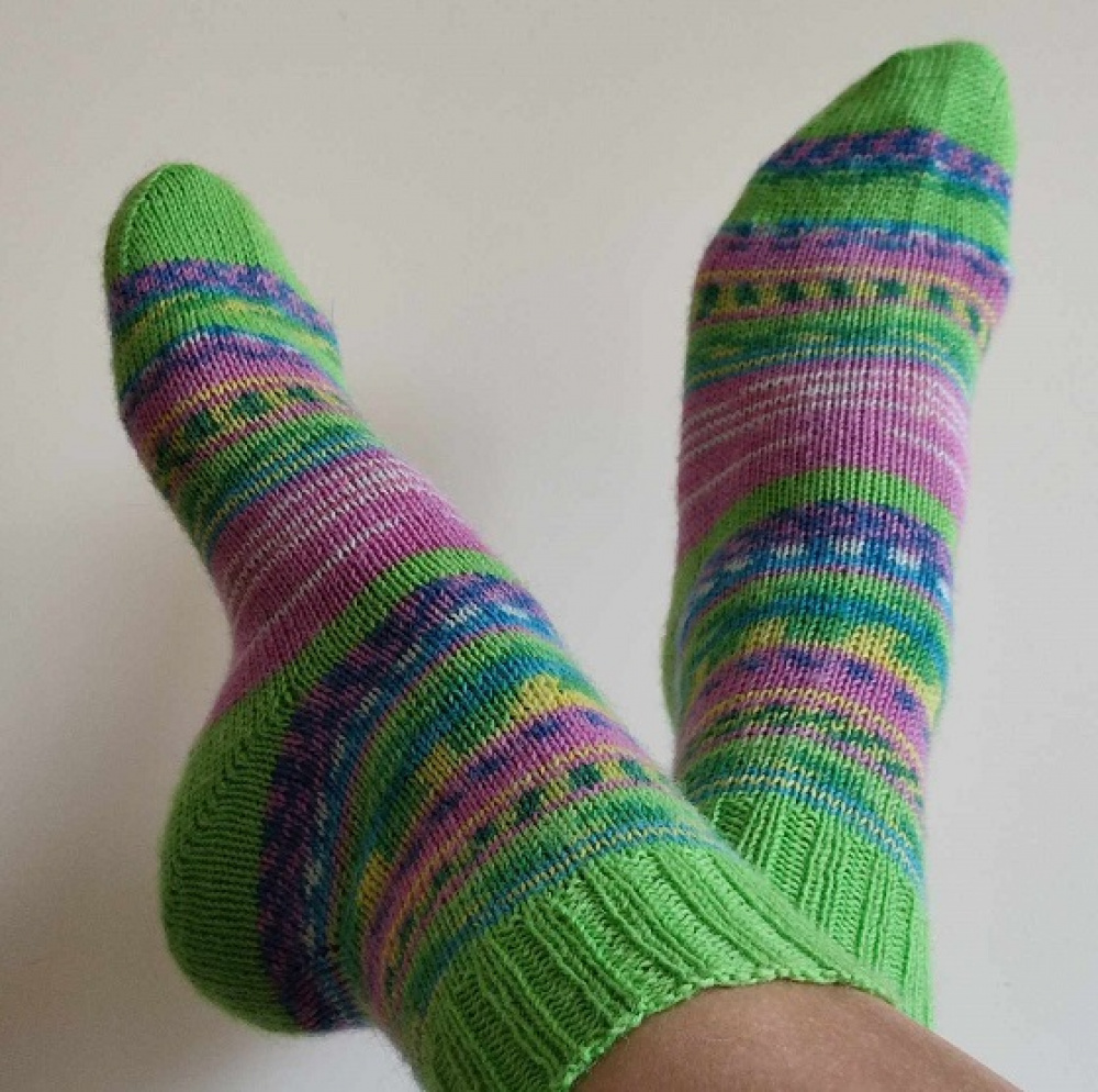 Handmade knitted woolen pattern socks. 75% wool, 25% polyamide, . Strong, warm, soft, durable... 100 gr - 420m.