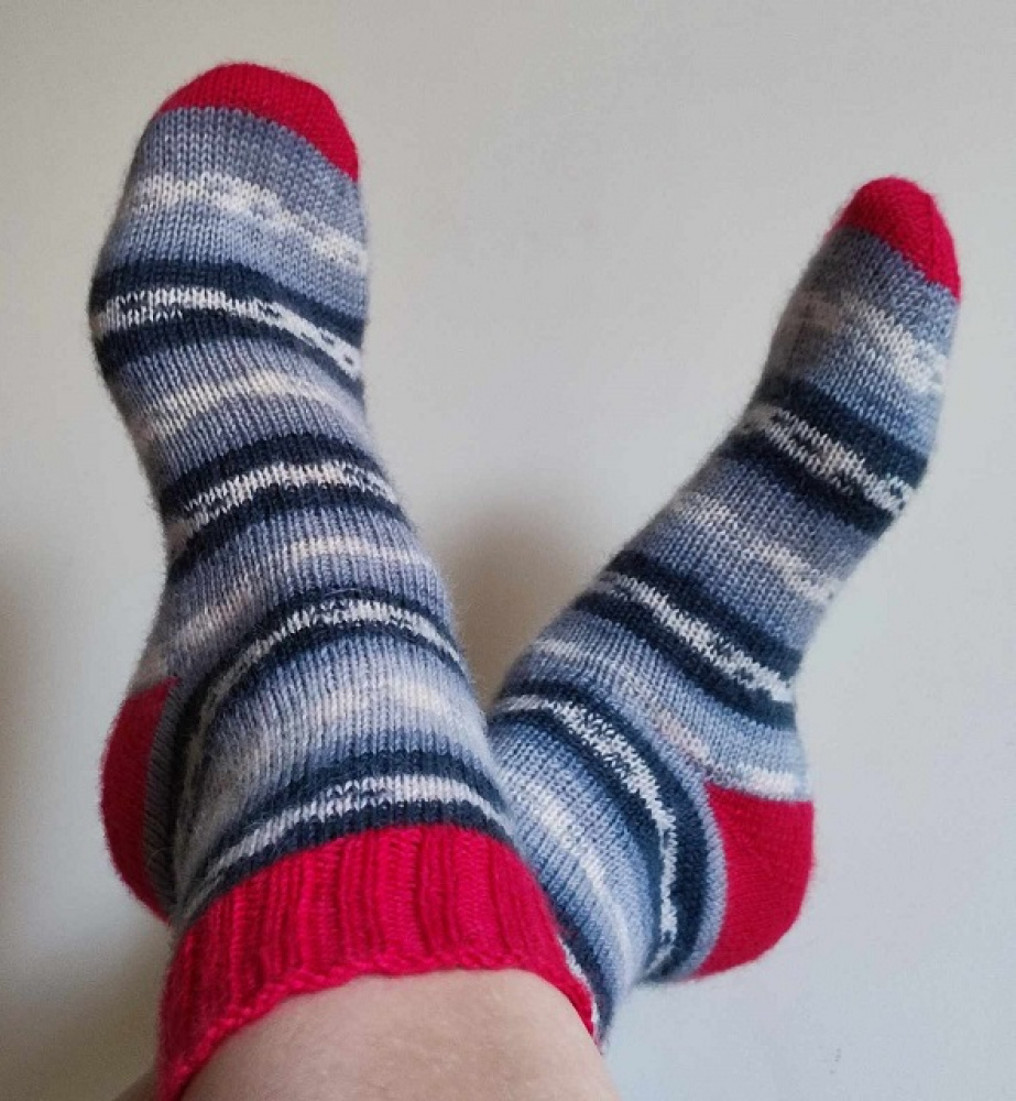 Handmade knitted woolen pattern socks. 75% wool, 25% polyamide, . Strong, warm, soft, durable... 100 gr - 420m.