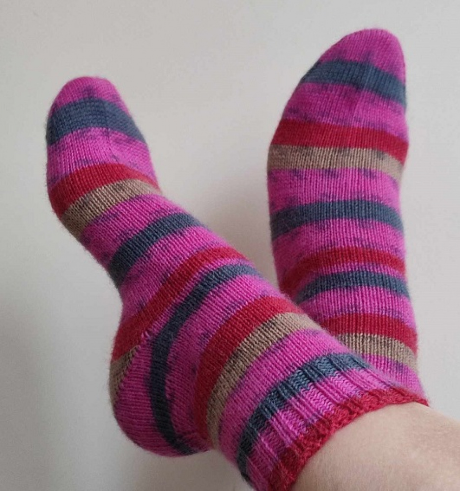 Handmade knitted woolen pattern socks. 75% wool, 25% polyamide, . Strong, warm, soft, durable... 100 gr - 420m.