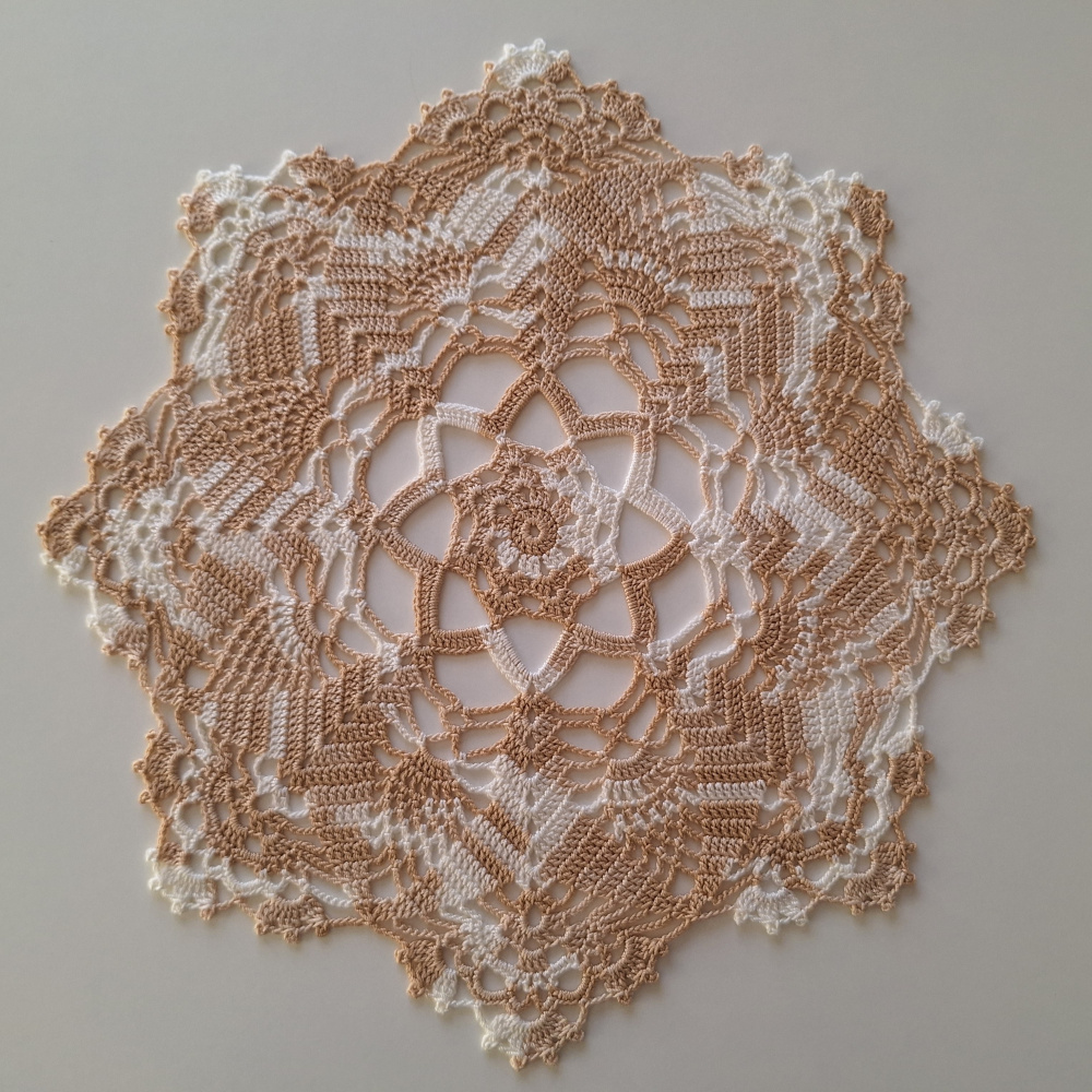 Doily "Festival" (dark sand motley)