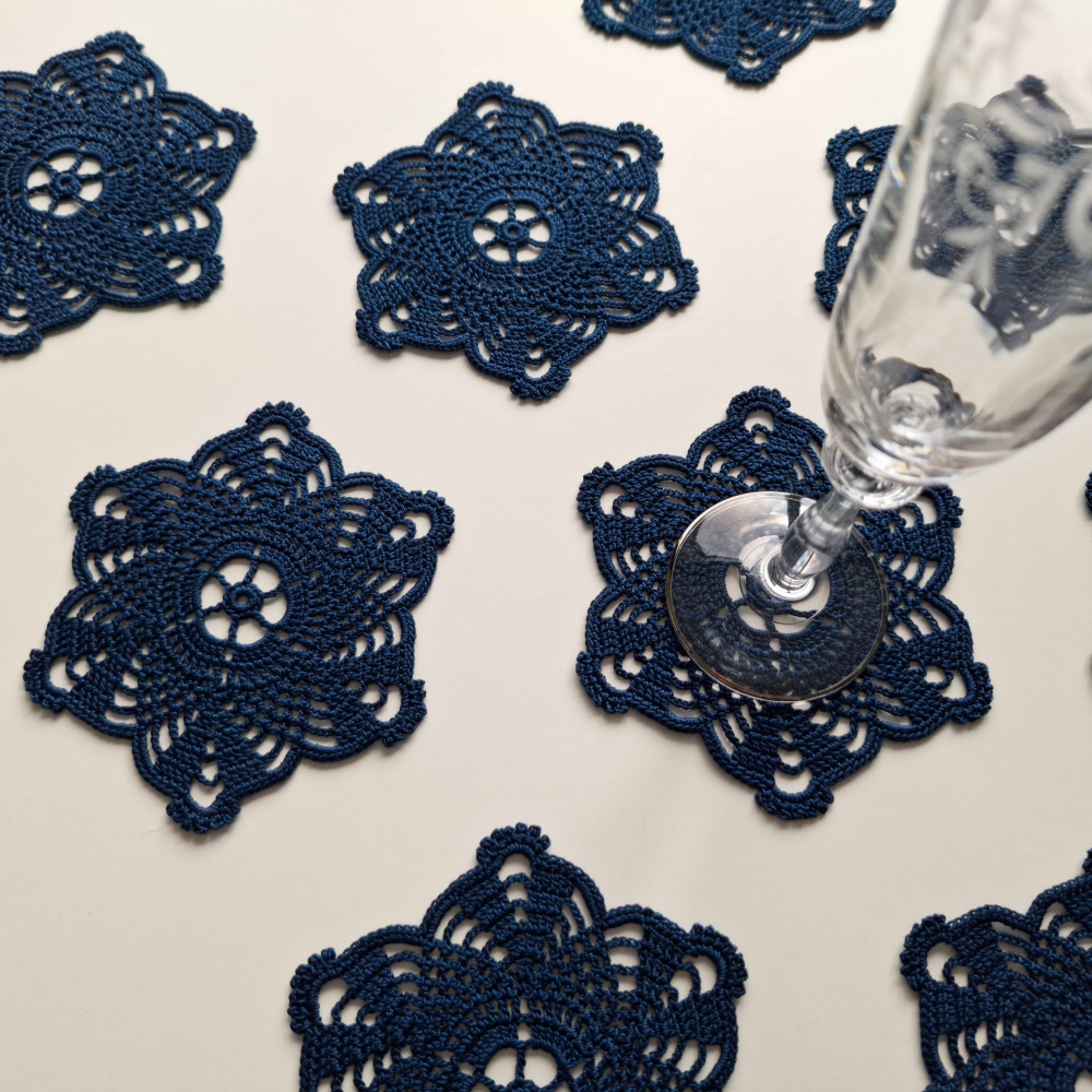 Doily "Little girl" (dark blue) picture no. 2