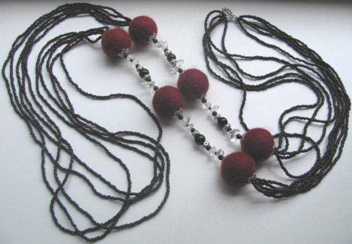 Bordeaux necklace with black agate and quartz