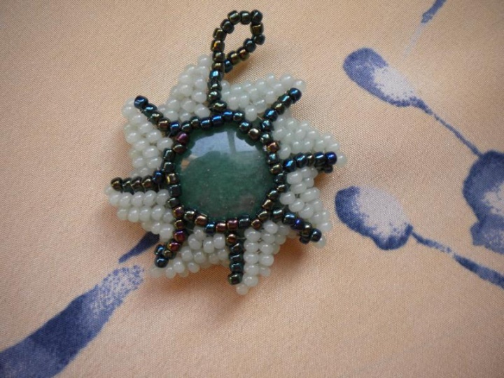 Pendant greenish sun