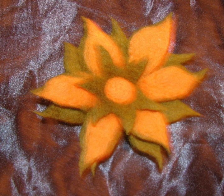 Floral brooch