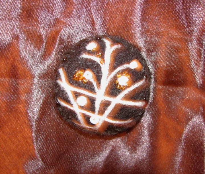 Brooch amber land