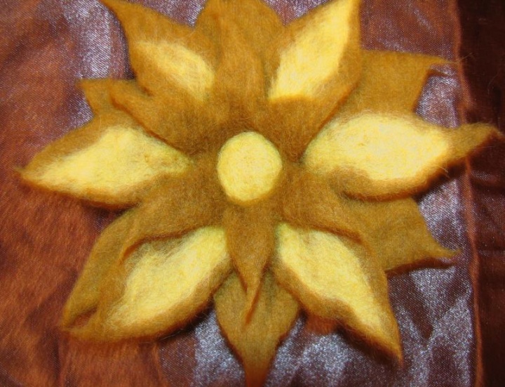 Floral brooch