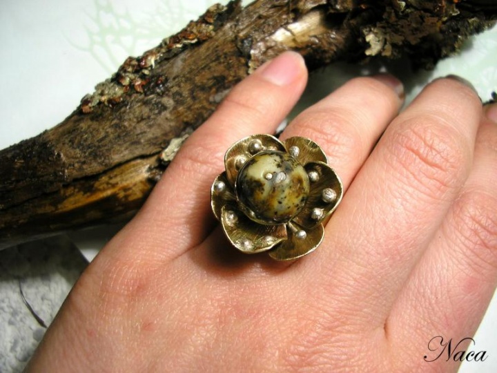 Ring with amber