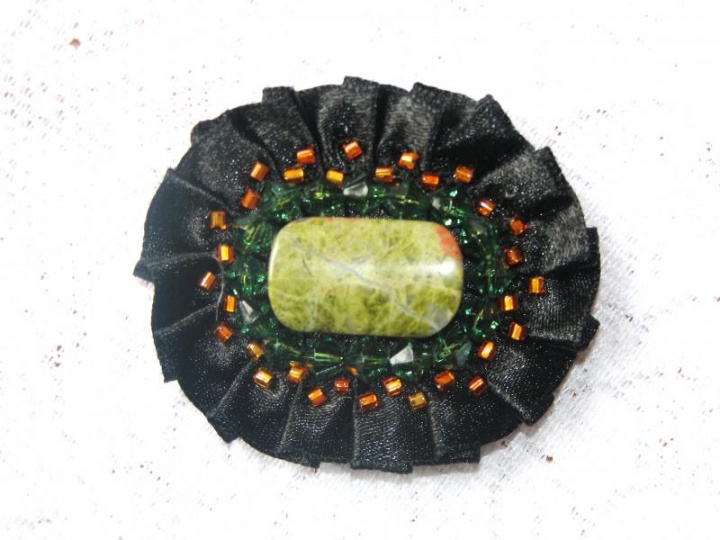 Brooch with jasper stone