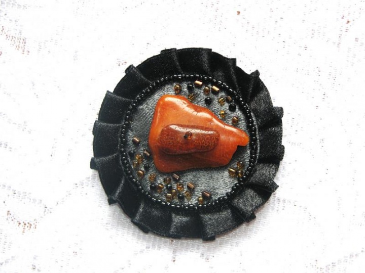 Brooch with amber I