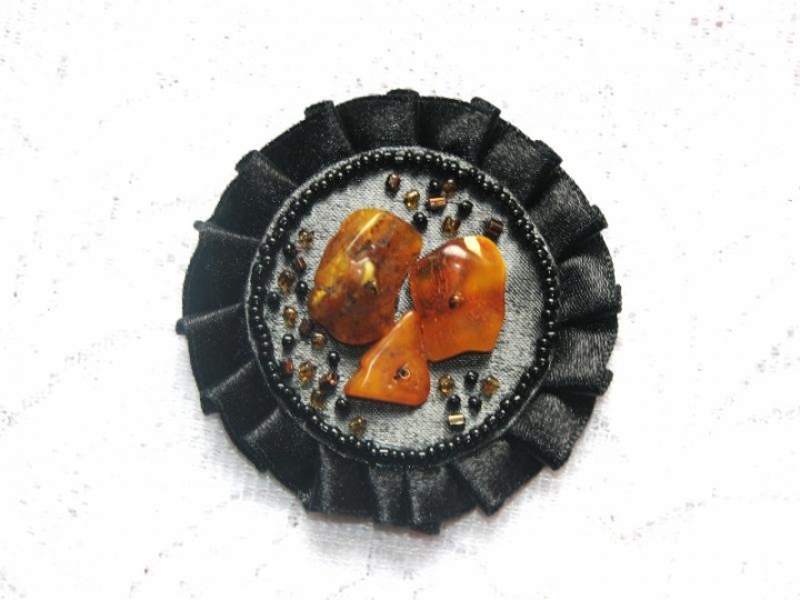 Brooch with amber III