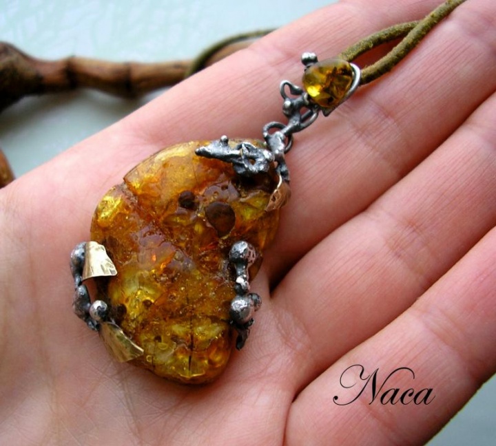 Pendant with amber