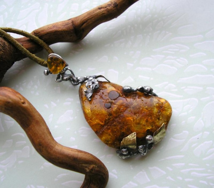 Pendant with amber picture no. 3