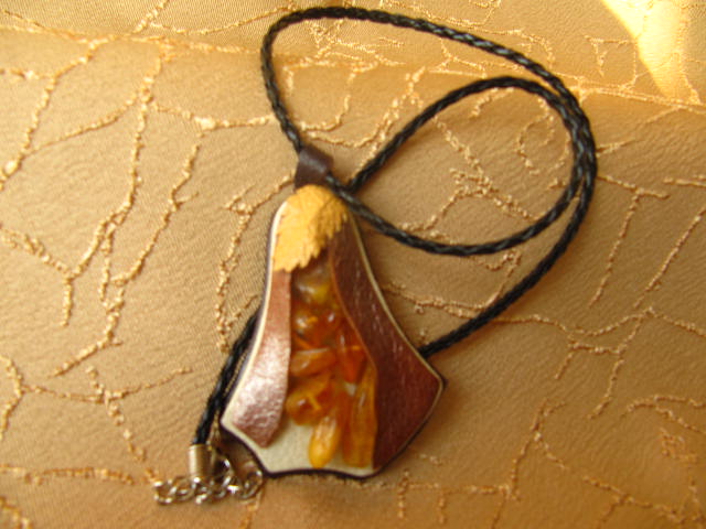 Pendant with amber PG023