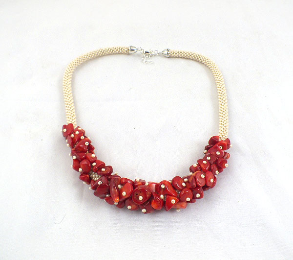 Beige bead crochet necklace with red coral stone picture no. 2