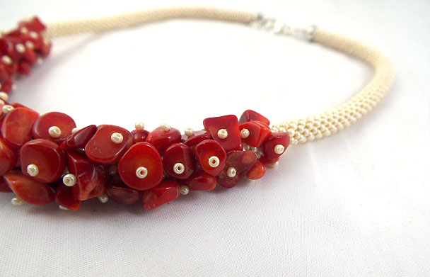 Beige bead crochet necklace with red coral stone picture no. 3