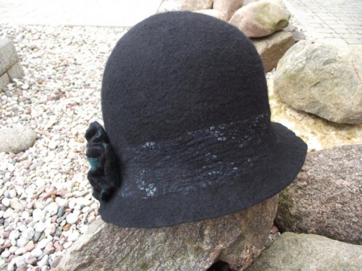 Felt hat " With Flower " picture no. 2