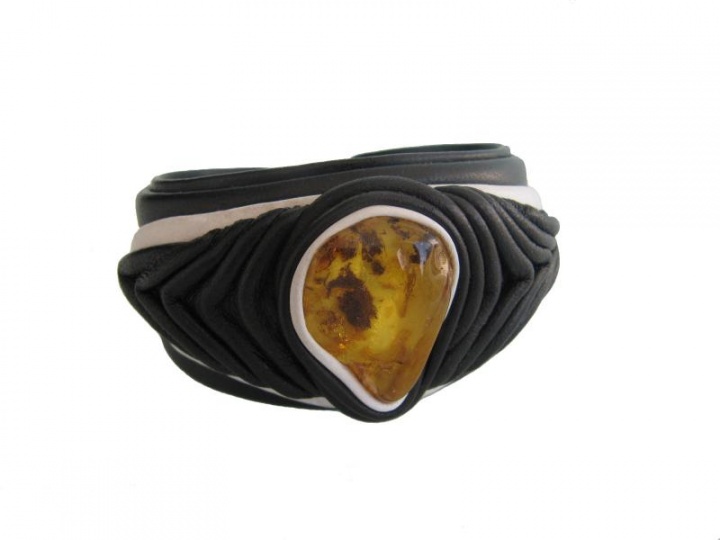 Bracelet with amber GJ-039