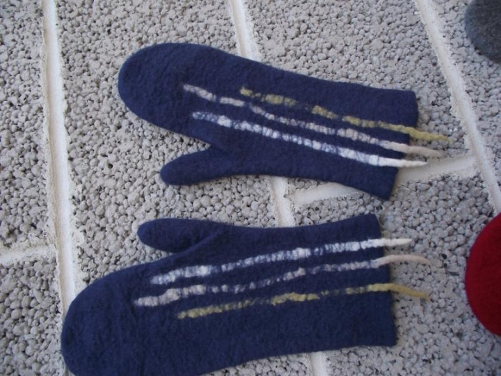 Felt gloves