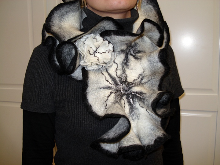 black and white scarf / kaklinukas