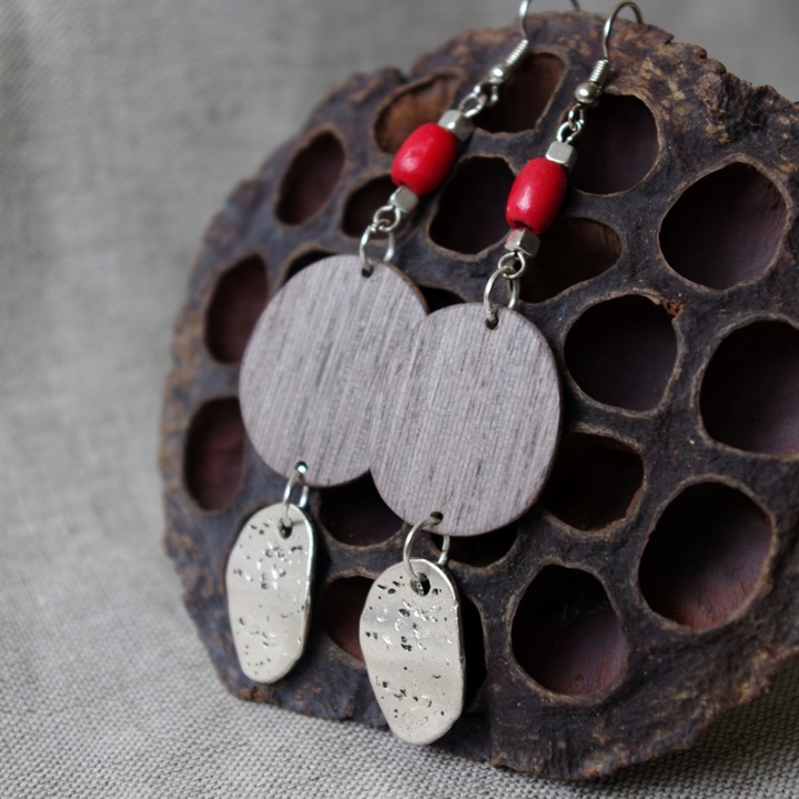 Berries in the winter - earrings made of wood picture no. 3