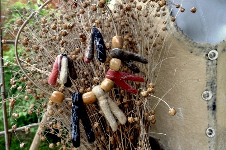 Country-style necklace with earrings